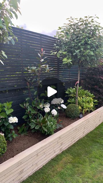 Home Garden Ideas Small, Kjg Home Garden, Garden On Fence Ideas, Garden Beds Along House, Planting Borders Ideas, Shared Garden Ideas, Small Garden Landscape Ideas, Home Outdoor Garden, Backyard Garden Design Ideas Layout