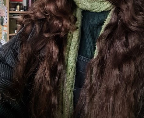 Downtown Aesthetic Hairstyles, Winter Curly Hair, Green Scarf Outfit, Scarf Aesthetic, Curly Hair Aesthetic, Cosy Aesthetic, Dream Aesthetic, Scarf Outfit, Hair Aesthetic