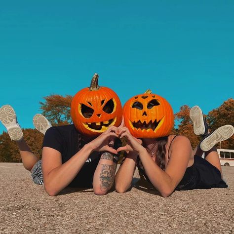 Pumpkin On Head Photoshoot Friends, Pumpkin Carving Ideas For Photoshoot, Pumpkin Pics With Friends, Pumpkin Head Best Friend Photoshoot, Pumpkin Patch Photoshoot Ideas, Pumpkin Head Photoshoot Friends Black, Pumpkin Photoshoot Friends, Pumpkin Patch Photoshoot Friends, Friends Fall Photoshoot