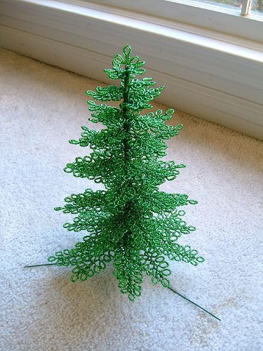 Harry Potter Weihnachten, Diy Christmas Tree Skirt, Beaded Christmas Tree, Christmas Tree Beads, French Beaded Flowers, Wire Tree Sculpture, Beaded Christmas Ornaments, Christmas Bead, Beaded Crafts