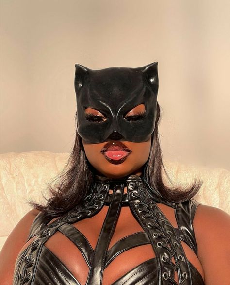 Cat Woman Costume Catwoman Cosplay, Cat Makeup Halloween Pretty, Cat Women Halloween Costumes, Black Catwoman, Hot Halloween Costumes Women, Catwoman Makeup, Halloween Women Makeup, Catwoman Halloween Costume, Dark Costumes