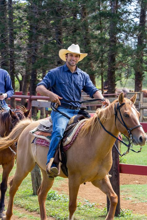 At Gunstock Ranch on 'Oahu Hawai'i, the wranglers have just as much fun as our guests! We have over 600 acres, 150+ head of cattle, and 100+ horses. From one of the highest points on our ranch, the islands of Maui and Molokai can be seen on a clear day! Parker Ranch Hawaii, Kuala Ranch Hawaii, Kualoa Ranch Horseback Riding, Horseback Riding Western, Ranch Horses Working, Montana Horse Ranch, Macho Man, Rodeo Life, Oahu Hawaii