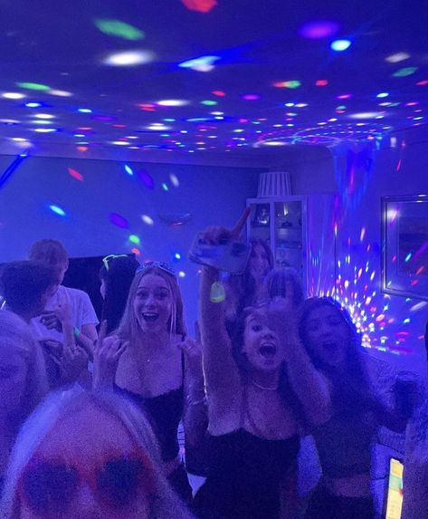 House Party Inspo Decoration, House Party Inspiration, 16 Birthday Party Pictures, Bday House Party Ideas, 18th House Party Ideas, House Bday Party Ideas, House Party Sweet 16, Glow In The Dark House Party, 2000s House Party Aesthetic