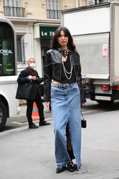 Rock Jeans Outfit, Blue Jeans Skirt Outfits, Long Denim Skirt Outfit Street Styles, Denim Long Skirt Outfit, Blue Jean Skirt Outfits, Long Denim Skirt Outfits, Skirt Outfits For Women, Long Jean Skirt Outfits, Denim Skirt Outfit Ideas