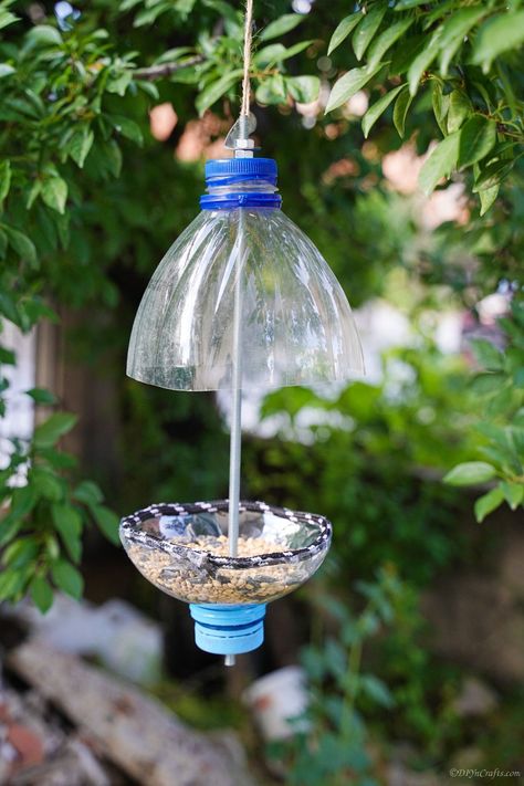 This adorable empty bottle bird feeders craft is perfect for kids to help you attract birds to the yard! A fun summer upcycling craft idea! Make A Bird Feeder, Bird Feeder Craft, Homemade Bird Feeders, Diy Cat Tree, Diy Plastic Bottle, How To Recycle, Diy Bird Feeder, Soda Bottle, Diy Pool