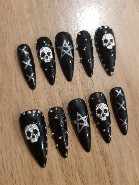 [ONLY ON ORDER] Handmade press on nails Model: gothica Long stiletto shape in the photo Kit including: * 1 file *1 cuticle pusher stick *a pumice *adhesive pads *1 small stick of soft glue *1 storage box/bag *1 user guide Prices : 24 capsules: €35 10 personalized capsules: €30 2 kits purchased, the 3rd free Possibility of ordering them in the shape and length of your choice Grunge Inspired Nails, Matte Goth Nails, Alt Nails Simple, Long Alt Nails, Emo Stiletto Nails, Goth French Nails, Simple Goth Nail Designs, Goth Press On Nails, Black Long Nails Acrylic