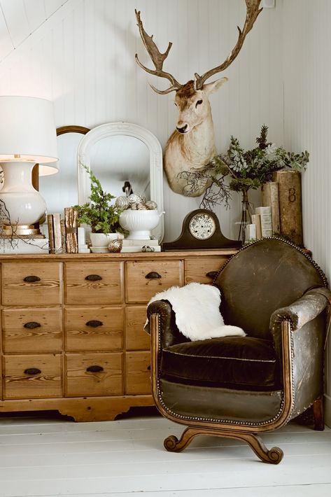 Neutral Christmas Decor - Entryway Vignette - Liz Marie Blog Deer Mounts In Living Room Farmhouse, Antique Western Decor, Christmas Decor Entryway, Entryway Vignette, Deer Head Decor, Piano Photo, Everyday Aesthetic, Taxidermy Decor, Liz Marie