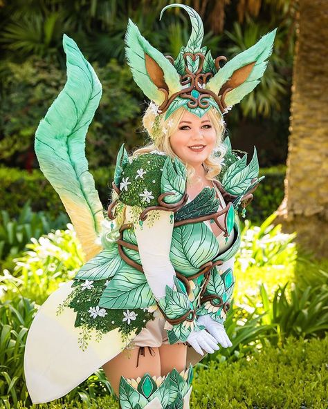 Eevee Evolutions Cosplay, Pokemon Cosplay Ideas, Lopunny Cosplay, Eevee Outfit, Eeveelutions Costumes, Leafeon Costume, Leafeon Cosplay, Eeveelution Cosplay, Eevee Costume