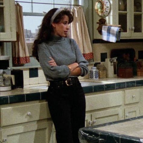 80s Sitcom Fashion, Elaine Benes Style, Elaine Seinfeld Outfits, 90s Sitcom Fashion, Seinfeld Outfits, Elaine Benes Outfits, 90s Nerd, Seinfeld Elaine, 1990s Tv Shows