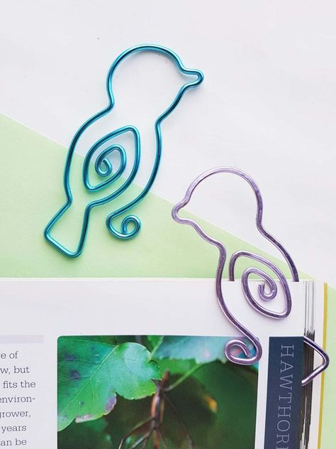 This homemade DIY Bookmark is so cute! I love how nice these wire bookmarks come out and I think they would make a great homemade gift for readers for Mother’s Day, birthdays and just any days. Custom Bookmark Before you get started making your cutom wire twisted bird bookmark, you’ll need to print off thisContinue Reading Wire Bookmarks How To Make, Diy Wire Bookmark, Wire Bookmarks Diy, Bookend Ideas, Bird Bookmark, Wire Bookmarks, Bird Diy, Wire Bird, Diy Bookmark