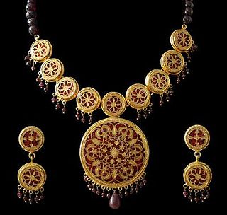 Traditional Indian Jewelry | Flickr - Photo Sharing! Theva Jewellery, Thewa Jewellery, Rajput Jewellery, Hindu Jewelry, Mughal Jewelry, Rajputi Jewellery, Bridal Jewellery Inspiration, Sophisticated Jewelry, Traditional Indian Jewellery