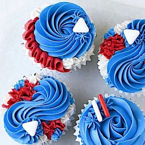 Monica Landes on Instagram: "I’m resharing some cupcakes with patriotic colors today. I love my country and pray for my country.🙏🏻Fight, fight, fight.🇺🇸❤️🤍💙 Piping tips 1M, 1E, 104, 68 and 21. I’ve been relaxing and enjoying the summer and haven’t been creating content right now. I recommend it!😂  @suncorefoods Blue Spirulina Supercolor powder @nycake Piping bags🤩 @rainbow_dust_colours Poppy and Red * * * * * * * * * * * * * * * * * * * * * * #cupcakesofinstagram #montezoolandes #cupcakestagram #cupcakegram #cupcakelife #thesugarfiles #cupcakelove #cupcakery #cupcaketime #cupcakeart #cupcakeoftheday #cakeinstagram #indygrammers #lovecake #caketime #cupcake #igcupcakes #cupcakedesign #cupcakedecorating" Cupcake Azul, Decorated Cupcakes, Blue Spirulina, Cupcake Art, Piping Tips, Creating Content, Love Cake, Cupcakes Decoration, Cupcake