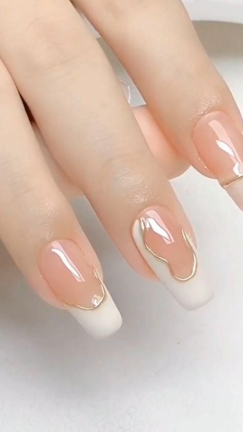 Gold Chrome Nails, Membentuk Alis, Nail Academy, Chrome Nail Art, Chrome Nails Designs, Chrome Nail Powder, Mirror Nails, Minimalist Nail Art, Chrome Nail