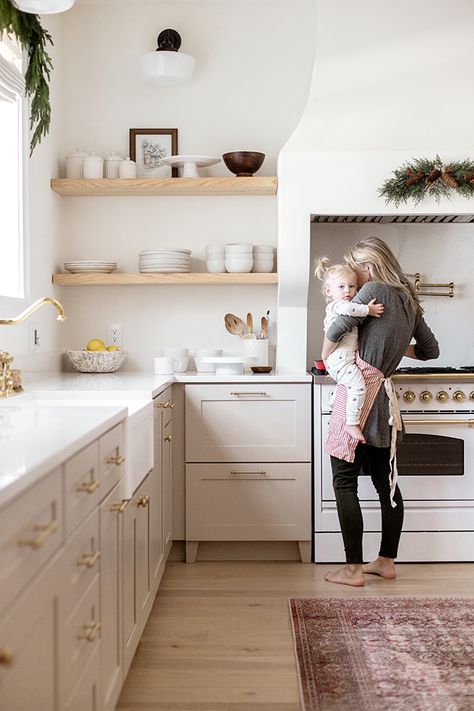 How we organized our kitchen drawers and cabinets Maximize Kitchen Space, Kitchen Ikea, Built In Cabinet, Organization Kitchen, Kitchen Aesthetic, Appartement Design, Inspiration Kitchen, Kitchen Decorating Ideas, Kitchen Decorating