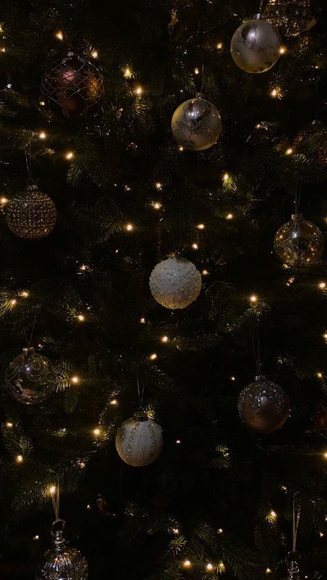 Christmas Tree Phone Wallpaper, Cosy Christmas Wallpaper, Christmas Lock Screen Aesthetic, Christmas Iphone Lockscreen, Christmas Asthetics Photos, Moody Christmas Aesthetic, Christmas Widgets Aesthetic, Warm Christmas Wallpaper, Christmas Phone Wallpaper Aesthetic