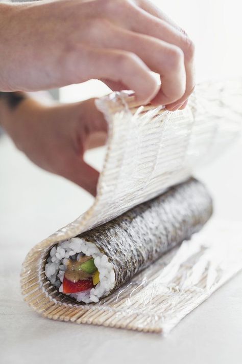 Simple Sushi, Vegan Sushi Rolls, Sushi Vegan, Kinds Of Sushi, Make Your Own Sushi, Sushi Mat, Sushi Boat, Sushi Roll Recipes, Easy Sushi