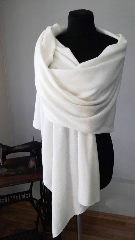 Wedding Dress Shawl, Winter Wedding Shawl, Winter Wedding Bridesmaids, Shawl Outfit, Bridesmaid Wrap, White Dress Winter, Bridesmaid Shawl, Shawl Wedding, Wedding Shrug