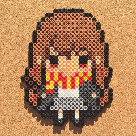 Hermione -  perler beads by Tsubasa Yamashita Perler Bead Patterns Harry Potter, Earrings Harry Potter, Harry Potter Perler Beads, Inspiration Artwork, Pyssla Beads, Modele Pixel Art, Pola Manik, Pixel Beads, Anniversaire Harry Potter