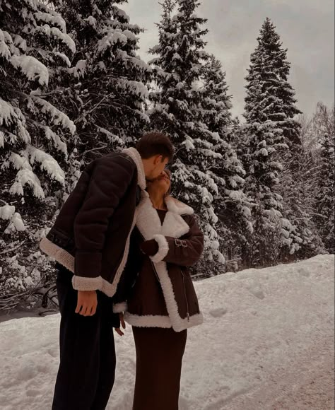 Winter Pictures With Boyfriend, Christmas Couple Pics, Winter Couple Pictures, Winter Proposal, Winter Date Ideas, Snow Pictures, Snow Trip, Winter Photoshoot, Winter Inspo