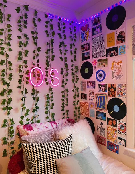 Vines With Pictures Bedroom, Room Ideas Aesthetic Pictures, Wall Collage With Vines, Trendy Teenage Bedrooms, Bedroom Wall Ideas For Teens, Teen Wall Decor Ideas, Astethic Bedroom Ideas, Rooms With Vines, Room Decor With Vines