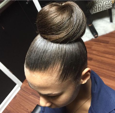 Nice elegant bun #lindzstylez Elegant Bun Hairstyles Classy, Bun With Short Hair, Elegant Bun Hairstyles, Hairstyles Classy, Trendy Bun, High Buns, Black Hair Bun, High Bun Hairstyles, Hairstyles For Ladies