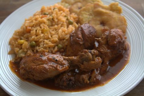 poulet haitien avec riz et banane Haitian Sauce, Haitian Recipes, Haitian Food, Haitian Food Recipes, Caribbean Food, Creole Recipes, Island Food, Cuban Recipes, Exotic Food