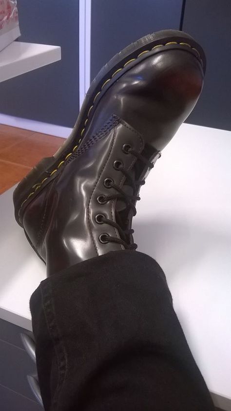 1460 Dr Martens :) Cherry Red Arcadia Dr Martens Cherry Red, 1460 Dr Martens, Skinhead Boots, Leather Shoes Men, Doc Martens, Japan Fashion, Street Style Outfit, Cherry Red, Dr. Martens Boots