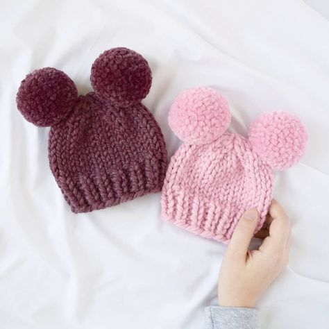 How to knit a double pom pom hat - Knifty Knittings Baby Hats Knitting Free, Baby Pom Pom Hat, Baby Hat Knitting Patterns Free, Baby Hat Knitting Pattern, Hat Patterns Free, Baby Hat Patterns, Crochet Knit Hat, Baby Knitting Patterns Free, Blog Art