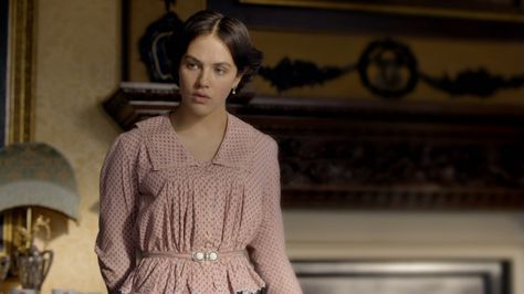 Lady Sybil Crawley, Downton Abbey 1×01 Episode One | lifeis_caps' Downton Abbey screencaps Branson Downton Abbey, Sybil Crawley, Downton Abbey Season 1, Robert Crawley, Matthew Crawley, Lady Sybil, Jessica Brown Findlay, Jessica Brown, Downton Abby