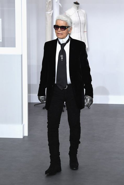 Karl Lagerfeld Karl Lagerfeld Costume, Coolest Halloween Costumes, Fashion Costume Halloween, White Wig, Fashion Halloween, Halloween Costume Idea, Chanel Haute Couture, Lazy Girl, Halloween Inspiration