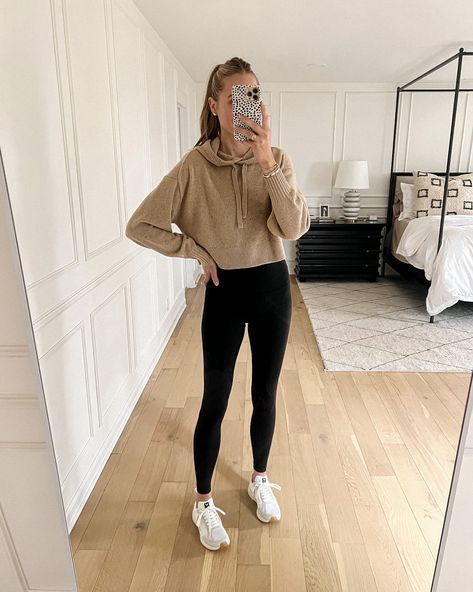 Cropped Pullover Outfits, Cropped Hoodie Outfit, Hoodie And Leggings Outfit, Women Hoodie Outfit, Hoddies Outfits, Athleisure Outfits Summer, Veja Esplar, Tan Hoodie, Athleisure Outfit