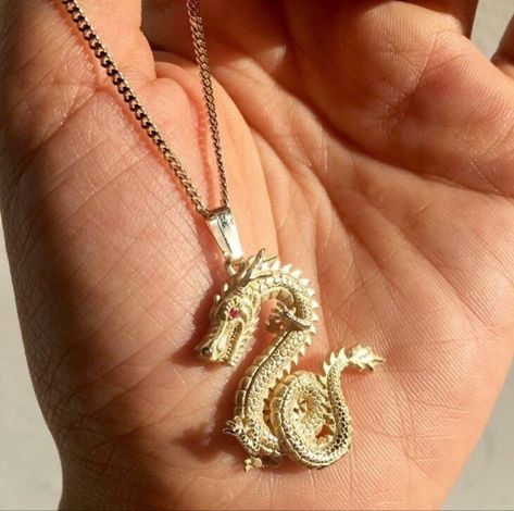 Jewelry Editorial, Dragon Necklace, Tiffany Jewelry, Dope Jewelry, Dragon Pendant, Ootd Style, A Dragon, Jewelry Inspo, Piercing Jewelry