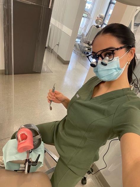 Dentist Career, Foto Doctor, Dental Assistant Study, Dental Hygiene Student, Dental Aesthetics, Strong Teeth, Dental Hygiene School, Dentistry Student, Dental Fun