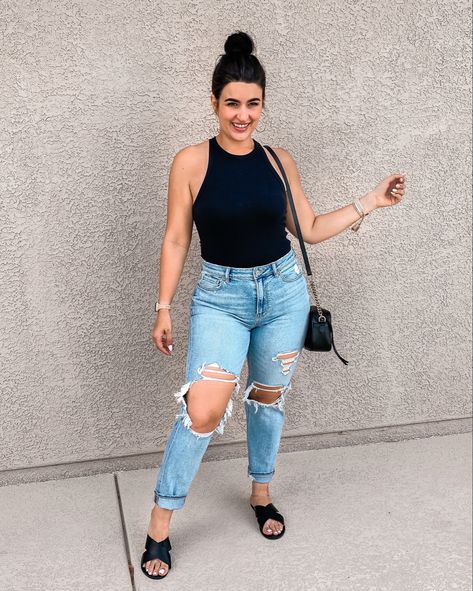 Mom Jeans And Sandals Outfit, Jeans With Slides, Sandals And Jeans Outfit, Jeans With Sandals Outfit, Outfits With Sandals And Jeans, Jean Sandals Outfit, Chilled Outfits, Jeans Bodysuit, Jeans And Sandals