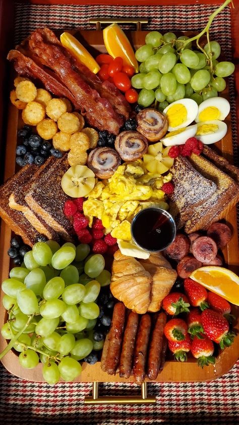 Vegetarian Breakfast Charcuterie Board, Brunch Platters Ideas, Breakfast Pastry Platter Ideas, Thanksgiving Breakfast Charcuterie Board Ideas, Easy Breakfast Charcuterie Board, Breakfast Grazing Platter, Christmas Breakfast Spread, Christmas Brunch Charcuterie Board Ideas, Thanksgiving Breakfast Charcuterie Board