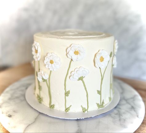 Simple Daisy Cake Design, Birthday Cake With Daisy Flowers, Daisy Inspired Cake, White Daisy Birthday Theme, White Cake With Daisies, Sage Green And Daisy Birthday, Chamomile Cake Design, Daisy 1st Birthday Cookies, Modern Daisy Birthday