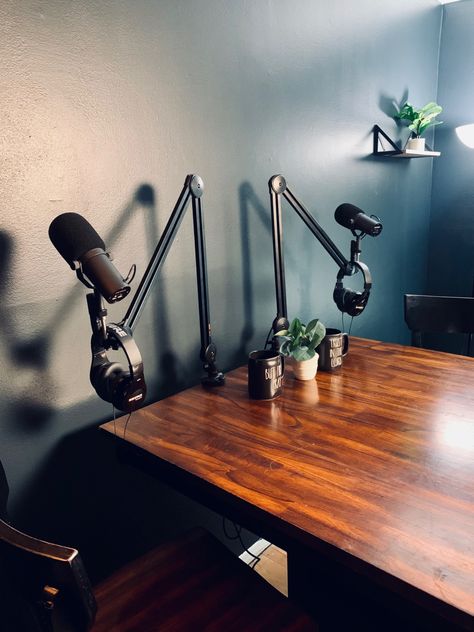 Podcast Room Ideas Men, Office Podcast Room, Podcast Studio Decorating Ideas, Podcast Wall Decor, Podcast Room Setup Ideas, Podcast Studio Ideas Aesthetic, Podcast Living Room, Podcast Recording Studio Aesthetic, Podcast Room Aesthetic