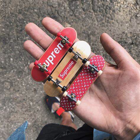 Skateboard Girl Outfits, Supreme Skateboard, Supreme Louis Vuitton, Mini Skate, Mini Skateboard, Skateboard Aesthetic, Finger Skateboard, Skate Photos, Louis Vuitton Supreme