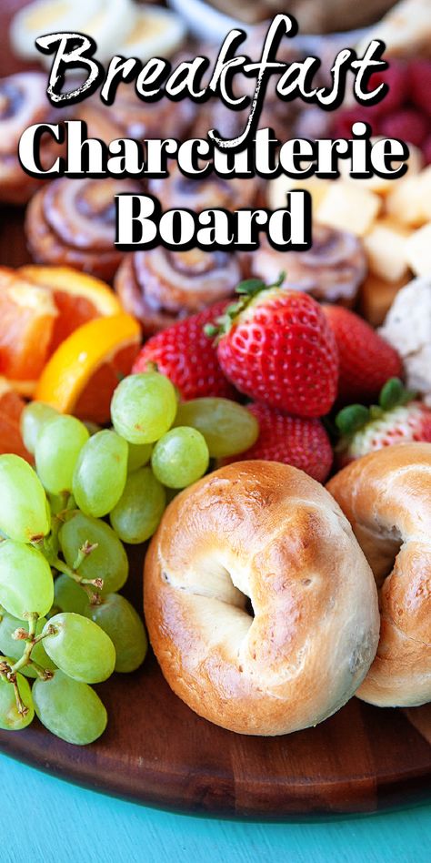 Breakfast Sweets Charcuterie Board, Small Breakfast Board, Small Breakfast Board Ideas, Breakfast Cuterie Board, Fruit And Bread Charcuterie Board, Bagel And Fruit Charcuterie Board, Bagel Charcuterie Board Ideas Simple, Grazing Breakfast Platter, Healthy Brunch Board Ideas