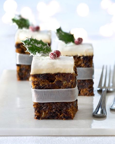 Quick Christmas cake Mini Christmas Cakes, Gourmet Baskets, Christmas Cakes Easy, Dessert Parfait, Fruit Cake Christmas, Christmas Cake Recipes, Christmas Fruit, Christmas Cakes, Food Channel