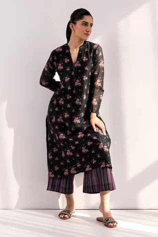 Shop for Label Shreya Sharma Black Chanderi Printed Kurta And Flared Pant Set for Women Online at Aza Fashions Kurta With Collar, Black Kurta Set, Collar Kurta, Black Kurti, Red Kurta, Chanderi Kurta, Print Pant, Kurta Design, Kurta Designs Women