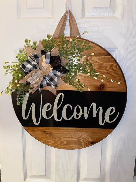 Welcome Round Door Hanger - Etsy Canada Door Rounds, Letter Door Hangers, Welcome Signs Front Door, Round Door Hanger, Circle Crafts, Door Hangers Diy, Welcome Door Signs, Door Signs Diy, Wooden Welcome Signs