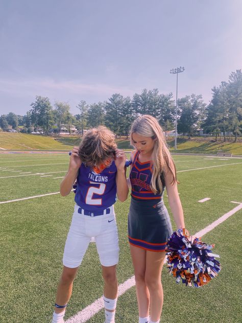 Cute Football And Cheerleader Couples, Basketball Cheerleader Couple, Cheerleader And Football Player Couple, Football And Cheerleader Couples, Football Couple Goals, Football Cheerleader Couple, Football Gf, Cute Couples Football, Couples Things To Do