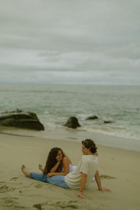 Aesthetic Romantic Couple, Couple Vacation Pictures, Poses Reference Photo, Couple Beach Poses, Romantic Beach Couple, Strand Shoot, Beach Couple Poses, Beach Pictures Inspo, Photoshoot Couple Poses