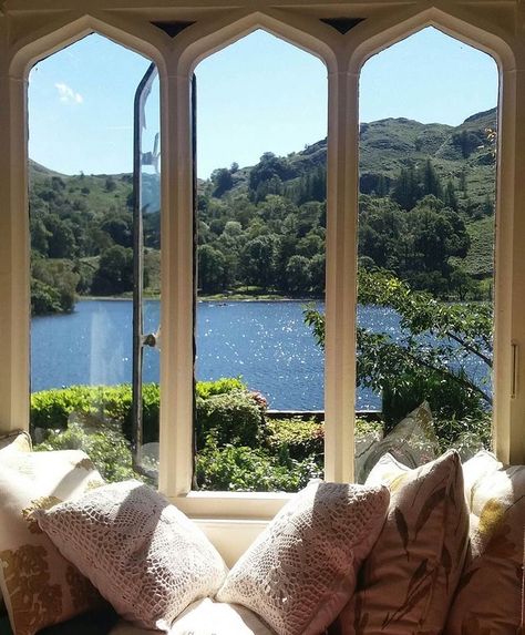 Beautiful Window View, House By The Lake Aesthetic, English Summer Aesthetic, Summer House Aesthetic, Couples Food, Lake House Aesthetic, Sunset Food, Cottage English, Aesthetic Window