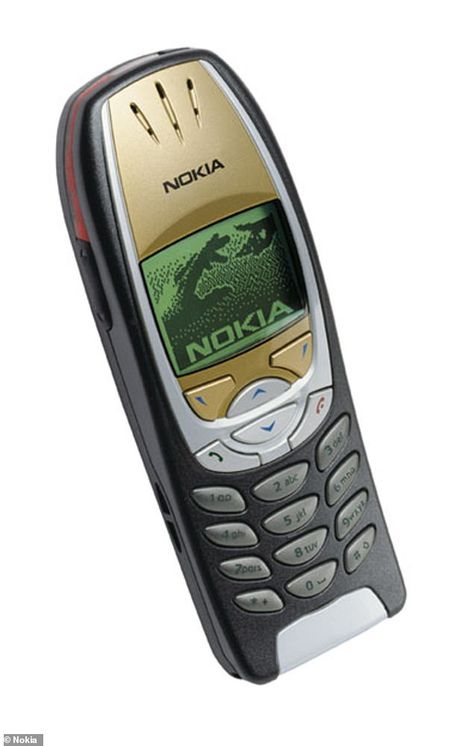 The 2001 Nokia 6310 (pictured) had a 1.8 inch 120x160 pixel screen and a memorable two-tone gold and black trim Old Nokia, Old Cell Phones, Classic Phones, Nokia Phone, Motorola Razr, Old Technology, Retro Gadgets, Mobile Price, Feature Phone