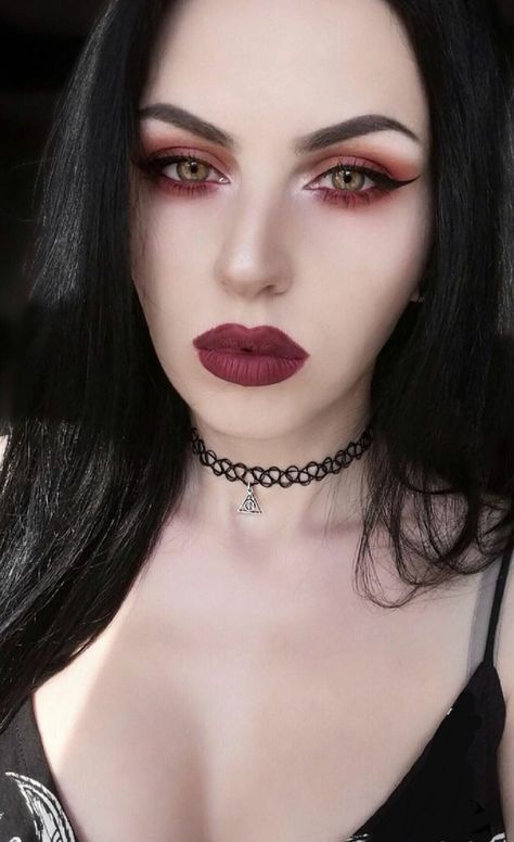 Gothic Vampire Aesthetic Makeup, Gothic Glam Makeup, Victorian Goth Makeup, Vampyr Smink, Vampire Photoshoot, Outfit Ideas Halloween, Vamp Makeup, Gothic Eye Makeup, Witchy Makeup