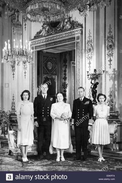 Portrait of the Windsor Royal Family Stock Photo Royal Family Weddings, Princesa Elizabeth, Young Queen Elizabeth, Rainha Elizabeth Ii, Queen Mum, Reine Elizabeth, British Royal Families, Elisabeth Ii, The Royal Collection