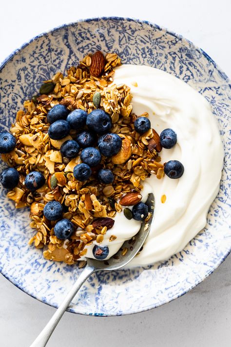 Easy cashew coconut granola - Simply Delicious Coconut Granola Recipe, How To Make Granola, Potatoe Recipes, Homemade Granola Healthy, Easy Blueberry Muffins, Healthy Blueberry Muffins, Baked Granola, Big Jar, Yogurt Breakfast