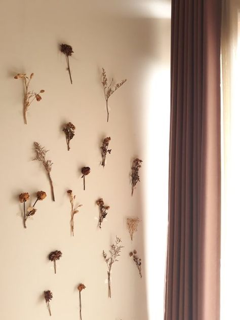 Dry Wall Decor Ideas, Wall Decor Dried Flowers, Dried Flower On Wall, Dried Flowers On Wall Decor, Dry Flowers Wall Decoration, Dried Flowers Ideas Wall Decor, Wall Of Dried Flowers, Wall Dried Flower Decor, Wall Dried Flowers